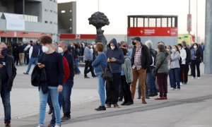 Vista de las personas que esperan para recibir la vacuna el pasado jueves 1 de abril en el estadio Wanda Metropolitano.