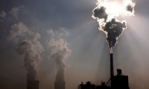 Imagen de archivo del humo saliendo por la chimenea de una planta de carbón.