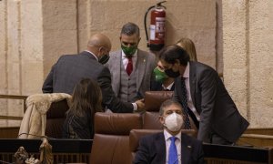 El consejero de Hacienda, Juan Bravo, con el diputado de Vox, Rodrigo Alonso, en una imagen de 23 de diciembre de 2020 durante la aprobación del Presupuesto de 2021. - María José López - Europa Press - Archivo