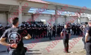 Los policías entrenados para las UIP en el Centro de La Enyra entonan el himno del "uipero" al final de la instrucción. A la izquierda, uno luce la camiseta de "El Castigador".