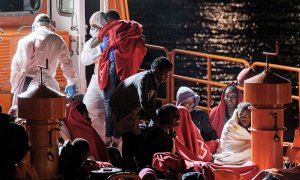 Foto tomada la noche del 16 de marzo en el muelle de Arguineguín (Gran Canaria), no publicada hasta la fecha, a la llegada del buque de Salvamento Marítimo Salvamar Macondo con los 53 supervivientes de una patera rescatada a 15 kilómetros de la isla, entr