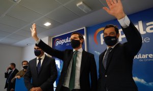 El presidente del PP, Pablo Casado (1), y el presidente del PP-A y de la Junta, Juanma Moreno ( d), clausuran la reunión del Consejo Provincial de Alcaldes y Portavoces del PP de Granada a 09 de abril 2021.