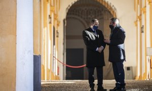 El ministro de Transportes, Movilidad y Agenda Urbana, José Luis Ábalos (i), y el alcalde de Sevilla, Juan Espadas (d), pasean por el Real Alcázar durante la firma de un protocolo general para el desarrollo de la Agenda Urbana Española. Además, el ministr