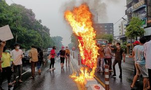 Protesta en Myanmar donde se quemó una bandera de China.