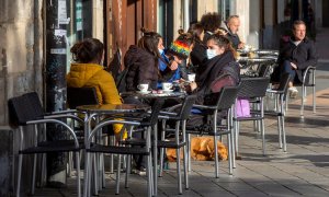 Clientes toman café en la terraza de un bar de Vitoria.