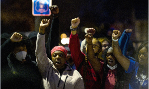 Manifestantes protestan por la muerte, Daunte Wright  a manos de la Policía, el 11 de abril de 2021 en Brooklyn Center, Minnesota.