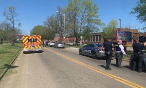 Una fotografía facilitada por la Policía de Knoxville muestra a varios agentes y servicios de emergencia en las inmediaciones del instituto.