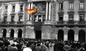 1931-04-14. Izada de la bandera republicana desde el balcón del Ayuntamiento.