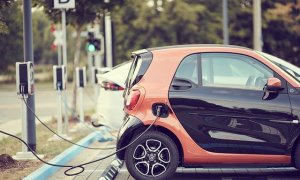 Un coche eléctrico recargando.