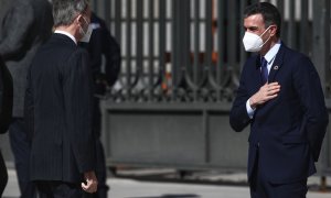 23/02/2021.- El presidente del Gobierno, Pedro Sánchez, saluda al rey Felipe VI a su llegada al acto con motivo del 40 aniversario del 23F celebrado en el Congreso. Eduardo Parra / Europa Press