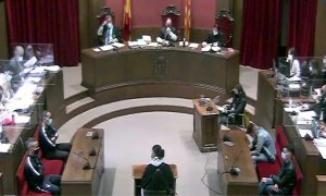 La sala durant el judici contra quatre acusats d'una violació múltiple a Sabadell, el 6 d'abril de 2021.