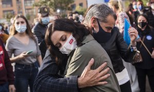 La presidenta de la Comunidad de Madrid y candidata a la reelección, Isabel Díaz Ayuso, abraza a Toni Cantó, durante una visita a la carpa del Partido Popular en San Sebastián de los Reyes, a 14 de abril de 2021.