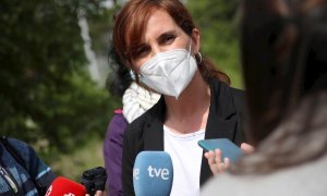 14/04/2021.- La candidata de Más Madrid a la Comunidad, Mónica García, atiende a la prensa tras visitar el solar de la antigua cárcel de Carabanchel, este miércoles, en Madrid. EFE/David Fernández