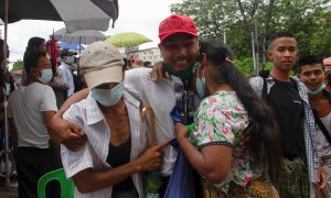 17/04/2021. Imagen del encuentro de un preso con su familia tras recibir la amnistía, en Rangún (Myanmar). - Reuters