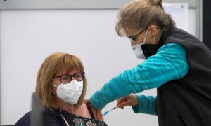 Una mujer recibe una dosis de la vacuna de AstraZeneca, este sábado en las instalaciones del Ifevi.