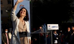 La candidata a la presidencia de la Comunidad de Madrid, Isabel Díaz Ayuso, acompañada por el presidente del PP nacional, Pablo Casado, durante el acto de inicio de campaña que los populares celebran hoy sábado en la Plaza Salvador Dalí.