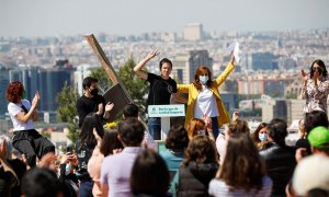 18/04/2021.- La candidata de Más Madrid a la Comunidad, Mónica García (c-d) junto con el líder del partido, Íñigo Errejón (c-i) celebran un acto apertura de campaña en el barrio de Vallecas este domingo. EFE/ David Fernández