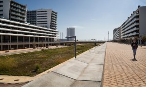 Edificios al lado del futuro canal de Badalona, que ocupará la actual zona de descampado entre los dos márgenes.​