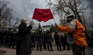 Un grupo de personas protesta frente a la embajada rusa en Praga después de que el Gobierno de la República Checa acusase a Moscú de espionaje y sabotaje.