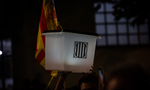 Un manifestante protesta en Barcelona durante el segundo aniversario del 1-O, en 2019.