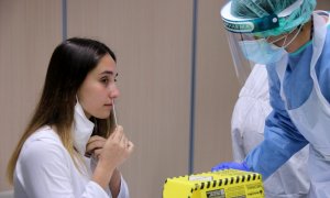 Una estudiant fent-se una prova PCR a Tortosa.