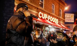 Terrence Floyd agradece a la comunidad tras el veredicto de culpabilidad en el juicio de Derek Chauvin en George Floyd Square en Minneapolis