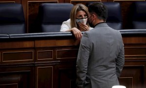 La vicepresidenta tercera y ministra de Trabajo, Yolanda Díaz, conversa con el portavoz de ERC Gabriel Rufián durante la nueva sesión de control al Gobierno de este miércoles en el Congreso de los Diputados.