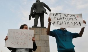 Los participantes sostienen pancartas durante una manifestación en apoyo del político opositor ruso encarcelado Alexei Navalny en Vladivostok, Rusia, el 21 de abril de 2021.