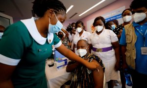 El Director General del Servicio de Salud de Ghana, Dr. Patrick Kuma-Aboagye, recibe la vacuna contra la enfermedad por coronavirus (COVID-19) durante la campaña de vacunación en el Hospital Ridge en Accra, Ghana, 2 de marzo de 2021