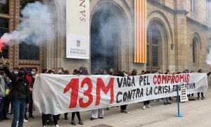 Desenes d'estudiants es concentren a les portes de la UB Central després de desconvocar la tancada a la universitat.