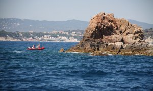 Una embarcació a tocar de les Illes Formigues de la Costa Brava el 26 de juliol de 2016.