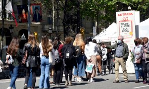 Diverses persones fan cua per a la signatura de llibres en el dia de Sant Jordi, a 23 d'abril de 2021, a Barcelona.