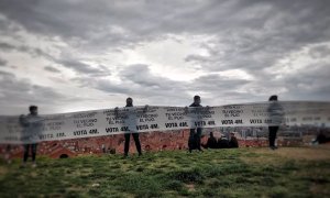 Pancarta de un kilómetro en Vallecas con la frase "Quien vota fijo es tu vecino el pijo".