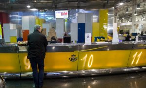 16/03/2021. Imagen de archivo de un cliente siendo atendido en una oficina de Correos, en Madrid. - EUROPA PRESS