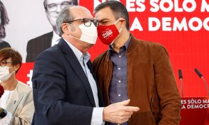 El presidente del Gobierno, Pedro Sánchez (d), participa en un acto de campaña del PSOE para apoyar al candidato socialista a la Comunidad de Madrid, Ángel Gabilondo (i), en Getafe, este domingo. Más polarizada si cabe que al principio, la campaña para la