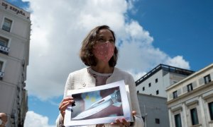 La ministra de Industria y Comercio, Reyes Maroto, muestra una fotografía de la navaja ensangrentada que ha recibido dentro de un sobre esta mañana, a su salida del Congreso de los Diputados este lunes.