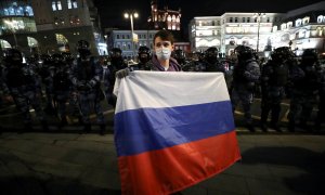 Un manifestante sostiene una bandera rusa durante una manifestación en apoyo del político opositor ruso encarcelado Alexei Navalny en Moscú, Rusia, el 21 de abril de 2021