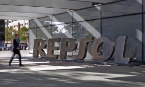 El nombre de Repsol en la entrada de la sede Campus Empresarial Repsol, en Madrid.