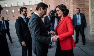 El presidente andaluz, Juanma Moreno Bonilla, saluda a la presidenta madrileña Isabel Díaz Ayuso, en presencia del líder nacional, Pablo Casado, en una imagen de archivo.