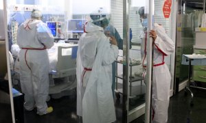 Professionals sanitàries de l'Hospital del Mar atenent un pacient ingressat a l'UCI amb covid-19, en la tercera onada de la pandèmia del coronavirus. 29 de gener del 2021.