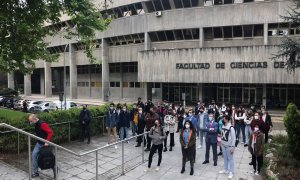 Minuto de silencio por Beriain y Fraile en la Facultad de Ciencias de la Información de la Universidad Complutense de Madrid.