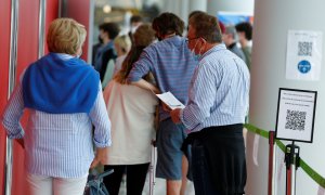 Varias personas esperan a realizarse una prueba de covid-19 en el aeropuerto de Palma de Mallorca