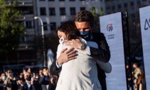 El presidente del PP, Pablo Casado, y la candidata a la reelección en las eleciones madrileñas, Isabel Díaz Ayuso, durante el acto de pegada de carteles del partido de cara a las elecciones madrileñas, a 17 de abril de 2021, en Madrid (España).