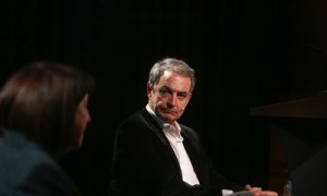 El expresidente del Gobierno José Luis Rodríguez Zapatero y la periodista y escritora Angélica Tanarro participan en el coloquio 'Azaña y la cultura como vocación política', en el Instituto Cervantes, en Madrid (España), a 20 de enero de 2021.