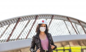 La presidenta de la Comunidad de Madrid, Isabel Díaz Ayuso, posa en una fotografía durante una rueda de prensa en una visita a las obras del puente que unirá Valdebebas y la T4 del Aeropuerto Adolfo Suárez Madrid-Barajas, a 16 de abril de 2021, en Madrid,