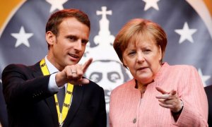 Macron y Merkel dialogan. Imagen de archivo