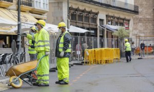 26/04/2021. Imagen recurso de varios obreros en la plaza de la Reina, en València. - EUROPA PRESS