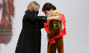 La presidenta de la Comunidad de Madrid, Isabel Díaz Ayuso, hace entrega de la Gran Cruz de la Orden del Dos de Mayo al músico Nacho Cano (i) durante al acto de entrega de Medallas de la Comunidad de Madrid y Condecoraciones de la Orden del Dos de Mayo, q