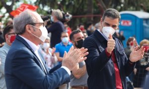 El candidato del PSOE a la Presidencia de la Comunidad de Madrid, Ángel Gabilondo (i) y el presidente del Gobierno, Pedro Sánchez durante el último acto de campaña del partido en el auditorio del Parque Forestal de Entrevías, a 2 de mayo de 2021, en Madri