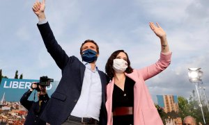 candidata a la presidencia a la Comunidad de Madrid por el PP, Isabel Díaz Ayuso, acompañada por el presidente de los populares, Pablo Casado, durante el acto de cierre de campaña que celebran hoy domingo en el Puente del Rey, en Madrid